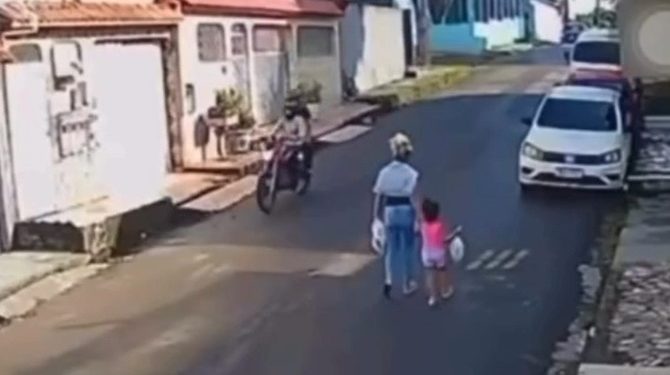 Vídeo: mãe e filha pequena ficam na mira de bandid0s durante assalt0 em Manaus