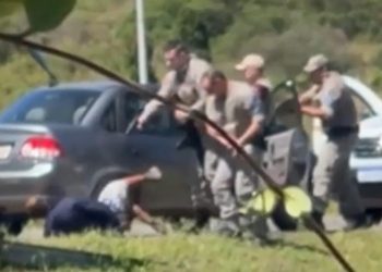 Vídeo forte: policial militar dá tir0 em jovem algemad0 e ele m0rre na hora