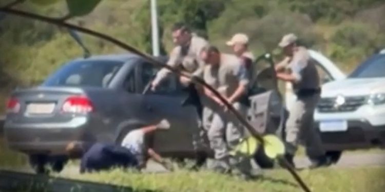 Vídeo forte: policial militar dá tir0 em jovem algemad0 e ele m0rre na hora