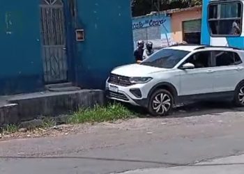 Vídeo urgente: homem é perseguid0 e executad0 a tir0s dentro do carro em Manaus