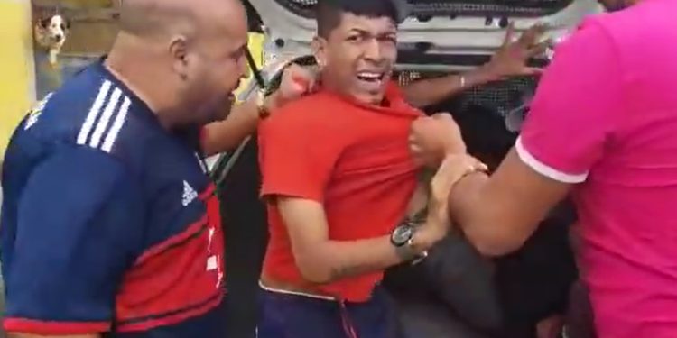 Vídeo: homem chora em Manaus para não entrar na viatura ao ser pres0 por tráfic0
