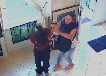 Estudante é pega pelos cabelos e e$pancad@ na rua por não estar de suti@: ‘Sem-vergonha’; veja