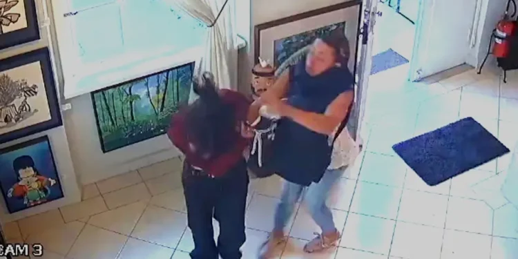 Estudante é pega pelos cabelos e e$pancad@ na rua por não estar de suti@: ‘Sem-vergonha’; veja