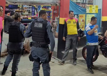 Vídeo: Dono de mercadinho vira herói após deter assaltant3 mesmo fer1d0 no interior do AM