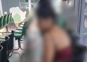 Mãe que jogou filho recém-nascido do barranco em Manaus é levada para se explicar ao juiz