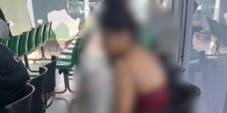 Mãe que jogou filho recém-nascido do barranco em Manaus é levada para se explicar ao juiz