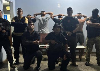 Polícia prende trio do tráfico no Amazonas e faz foto com os bandid0s para por moral