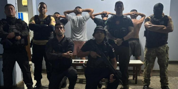 Polícia prende trio do tráfico no Amazonas e faz foto com os bandid0s para por moral