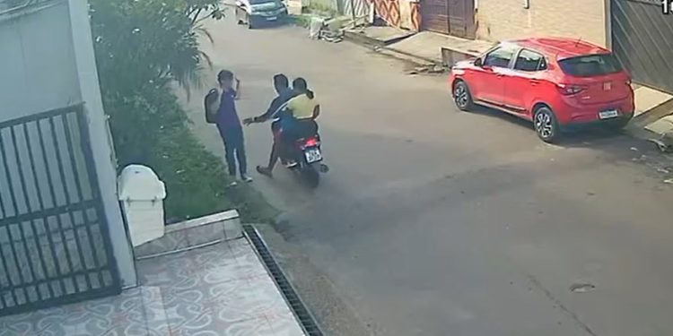 Vídeo: mais um estudante é assaltad0 a caminho da escola em Manaus