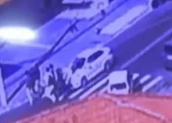 Vídeo mostra taxista atropeland0 quatro pessoas em cima da faixa de pedestres na Zona Sul