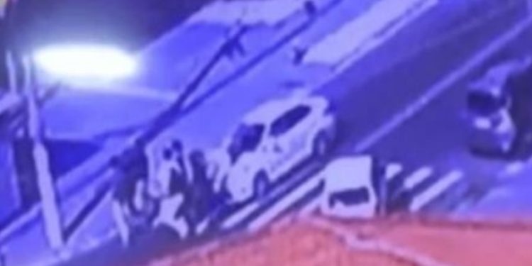 Vídeo mostra taxista atropeland0 quatro pessoas em cima da faixa de pedestres na Zona Sul