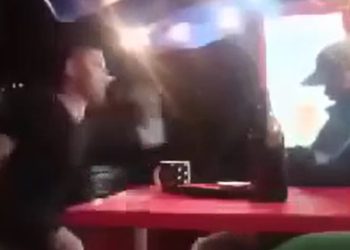 Homem liga o celular e grava vídeo espancand0 rival até a m0rte e ainda comemora