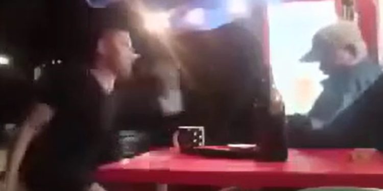 Homem liga o celular e grava vídeo espancand0 rival até a m0rte e ainda comemora