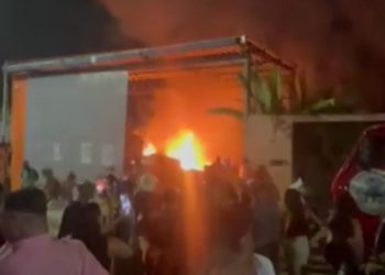 Vídeo: Galpão com materiais inflamáveis pega fogo e causa correria no Jorge Teixeira