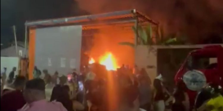 Vídeo: Galpão com materiais inflamáveis pega fogo e causa correria no Jorge Teixeira