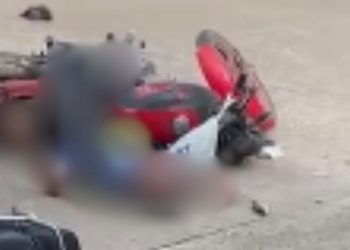 Homem b4te cabeça em calçada após co0lisão entre motos em Codajás; VÍDEO