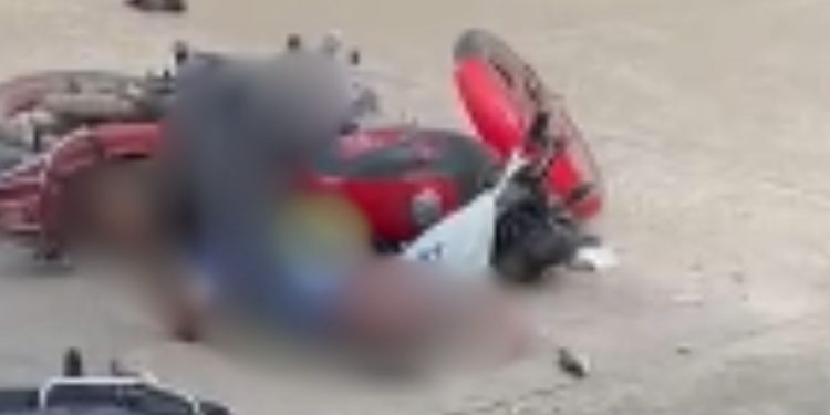 Homem b4te cabeça em calçada após co0lisão entre motos em Codajás; VÍDEO