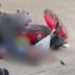 Homem b4te cabeça em calçada após co0lisão entre motos em Codajás; VÍDEO