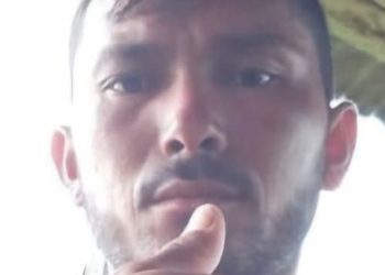 Fio de alta tensão m4t4 pescador enquanto empurrava canoa no mato em Nhamundá