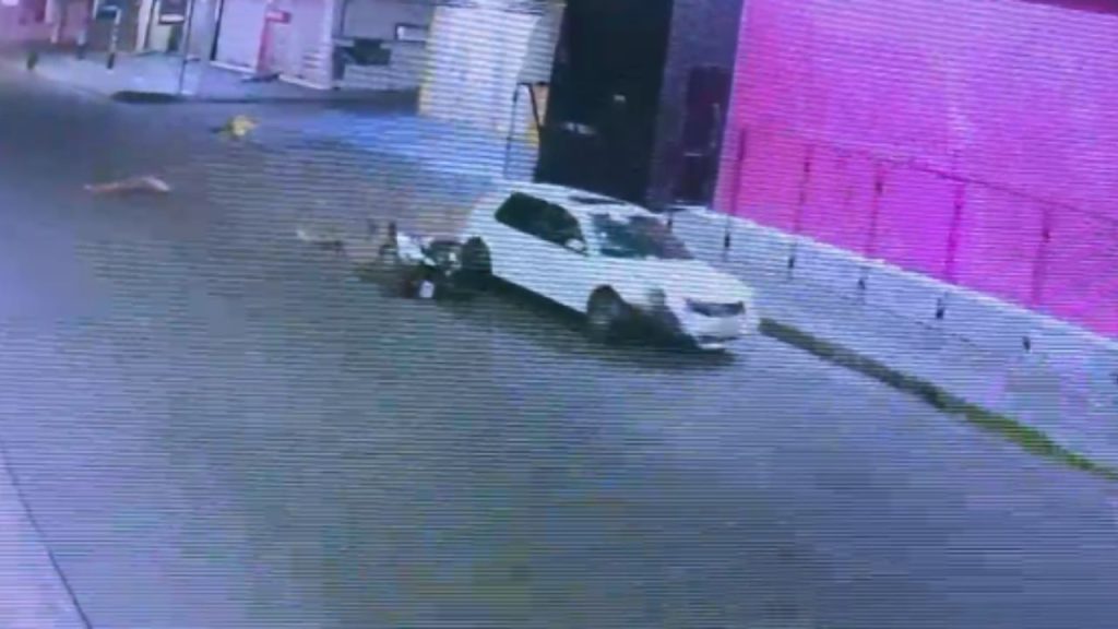 Veja: Motociclista c0lide com carro em alta velocidade no Manoa e é arremess4d0 no asfalto
