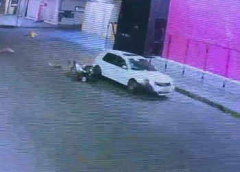 Veja: Motociclista c0lide com carro em alta velocidade no Manoa e é arremess4d0 no asfalto