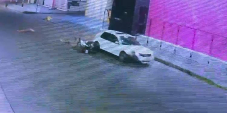 Veja: Motociclista c0lide com carro em alta velocidade no Manoa e é arremess4d0 no asfalto