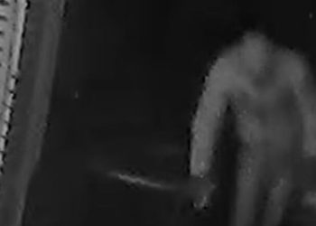 Vídeo: Homem invade bar durante a madrugada usando moletom e peça íntima feminina e viraliza