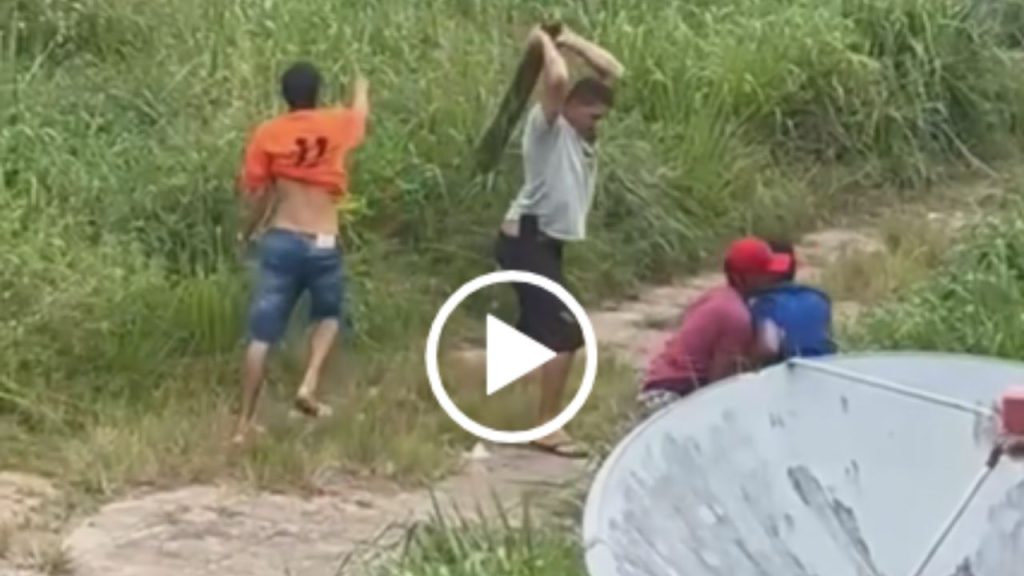 Suspeito de furt0s é esp4nc4d0 a paul4d4s por moradores em Maués; veja o vídeo
