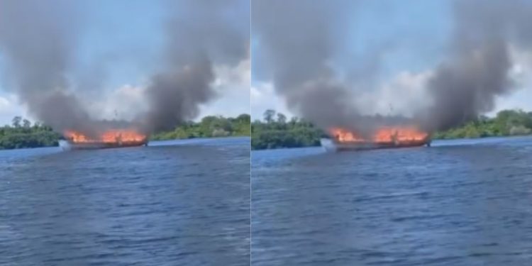 Vídeo: Barco escolar pega fogo em Autazes e estudantes pulam no rio para escapar