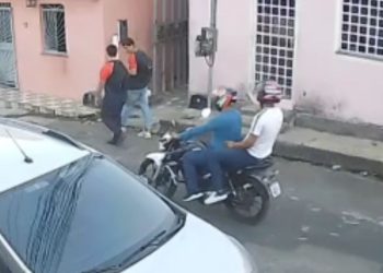 Câmera registra momento que dois estudantes são ass4ltad0s por dupla em moto na Cidade Nova; veja