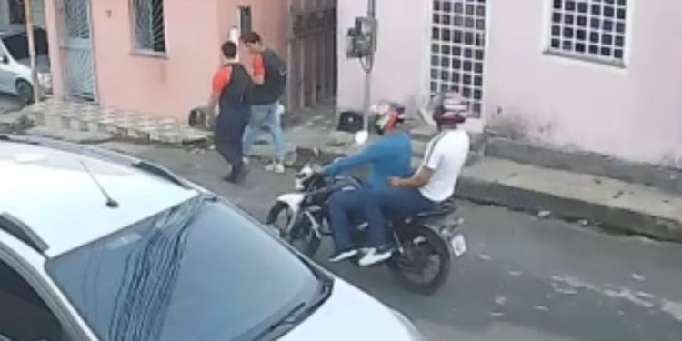 Câmera registra momento que dois estudantes são ass4ltad0s por dupla em moto na Cidade Nova; veja