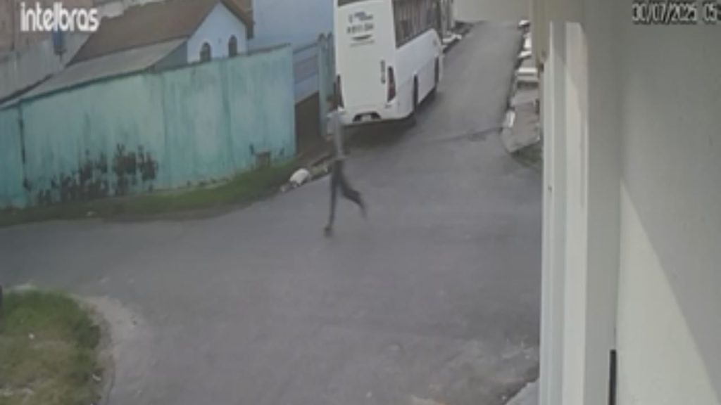 Sargento da PM é rendido por b4ndid0s em motos na Cidade Nova; veja o vídeo