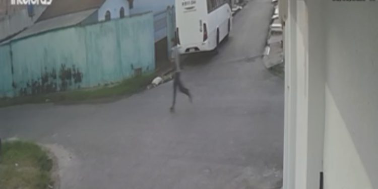 Sargento da PM é rendido por b4ndid0s em motos na Cidade Nova; veja o vídeo
