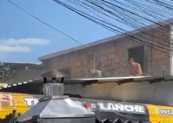 Incêndio destrói casa de morador do bairro Compensa; vídeo