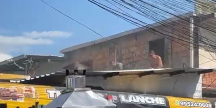 Incêndio destrói casa de morador do bairro Compensa; vídeo