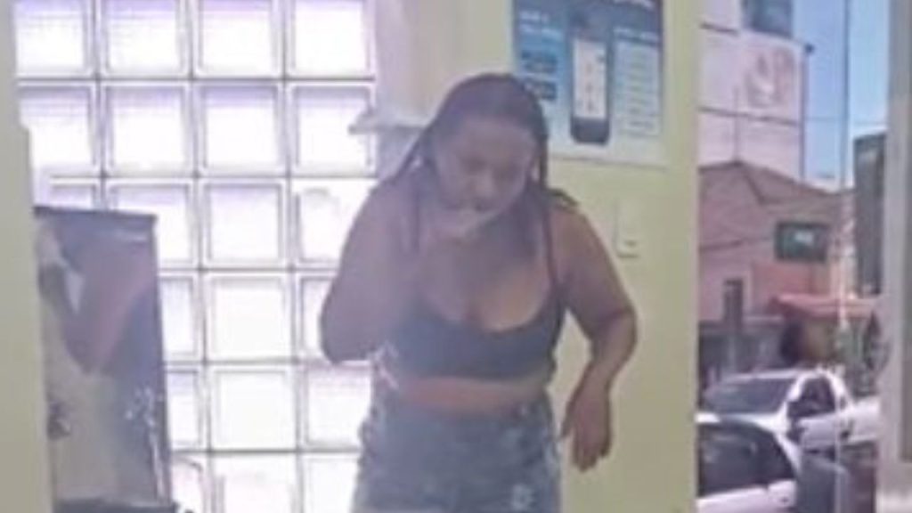 'Vim onde tem': Mulher sem água em casa usa filtro de agência para se lavar; veja o vídeo