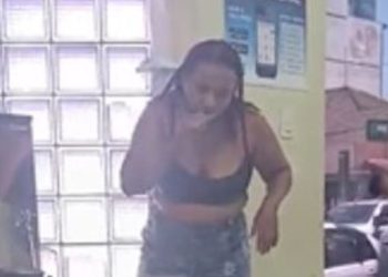 'Vim onde tem': Mulher sem água em casa usa filtro de agência para se lavar; veja o vídeo