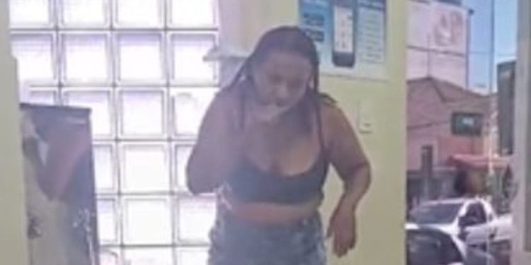 'Vim onde tem': Mulher sem água em casa usa filtro de agência para se lavar; veja o vídeo