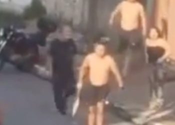 Confusão entre corintiano e palmeirenses acaba em agressões no meio da rua; veja o vídeo