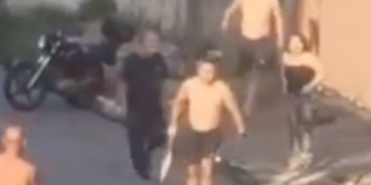 Confusão entre corintiano e palmeirenses acaba em agressões no meio da rua; veja o vídeo