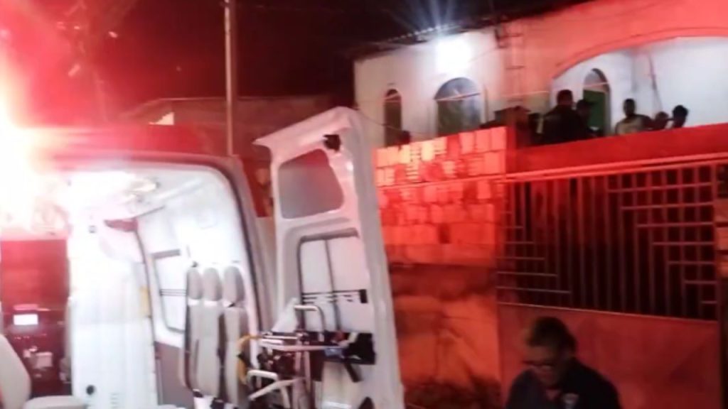 Homem é b4lead0 nos pés e corre ferid0 pela rua em busca de ajuda na zona leste de Manaus