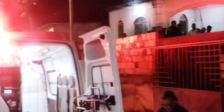 Homem é b4lead0 nos pés e corre ferid0 pela rua em busca de ajuda na zona leste de Manaus