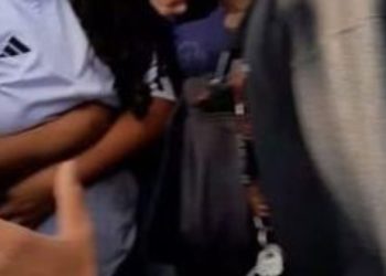 Vídeo: Estudante fica apavorada após ter 4rma apontada no rosto durante briga na frente de escola