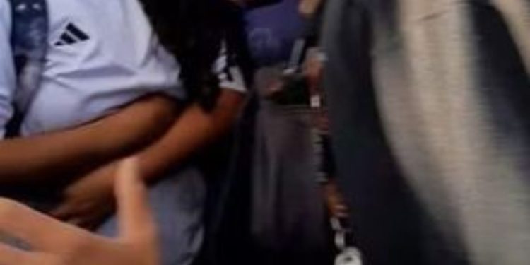 Vídeo: Estudante fica apavorada após ter 4rma apontada no rosto durante briga na frente de escola
