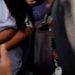 Vídeo: Estudante fica apavorada após ter 4rma apontada no rosto durante briga na frente de escola
