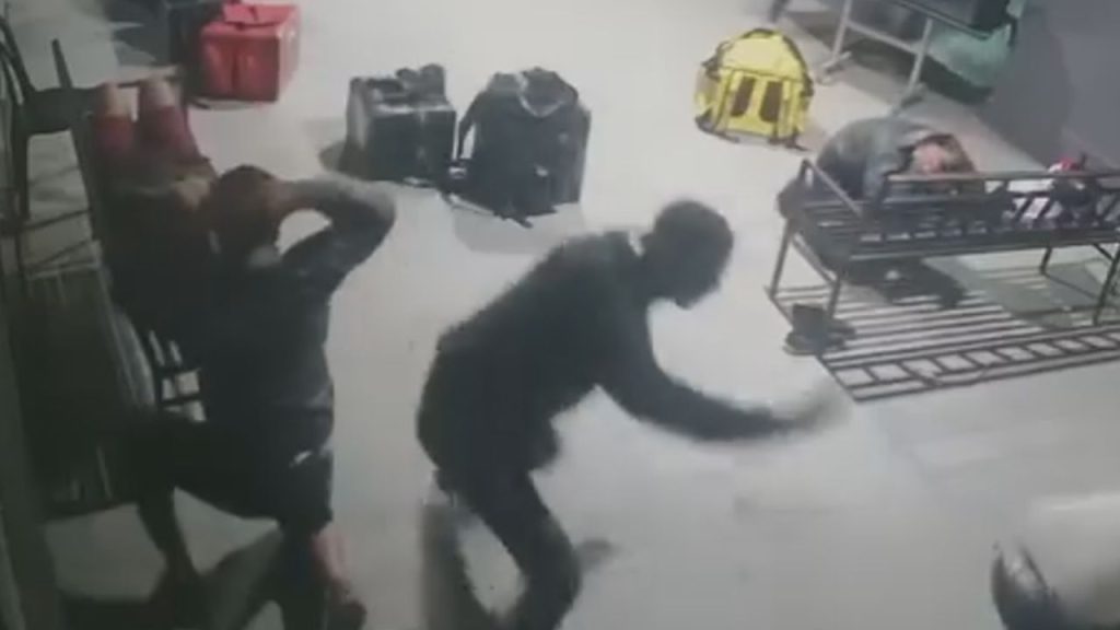 Vídeo: Temakeria no São José é alvo de assalto violento; entregadores foram rendido