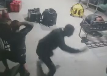 Vídeo: Temakeria no São José é alvo de assalto violento; entregadores foram rendido