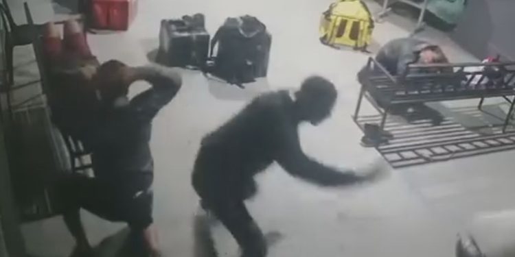 Vídeo: Temakeria no São José é alvo de assalto violento; entregadores foram rendido
