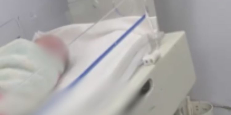 Mãe que lançou bebê pela janela no Mauazinho está presa e vai responder por tentativa de inf4nticídio
