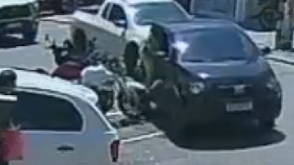 Motorista bate em moto parada no Vieiralves e sai sem prestar qualquer ajuda; veja
